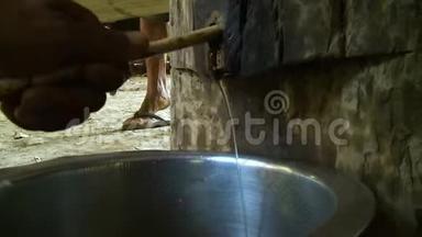 缅甸农村家庭自制花生油